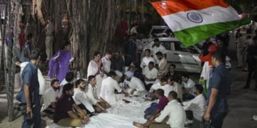CEC के खिलाफ प्रदर्शन के बीच राहुल-प्रियंका से गृह मंत्रालय के संपर्क का दावा खारिज, PIB Fact Check ने बताया फर्जी