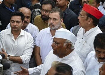 लगातार तीसरे दिन सड़क पर उतरे राहुल गांधी, हजारों कार्यकर्ताओं के साथ किया प्रदर्शन; जानिए दिनभर क्या-क्या हुआ