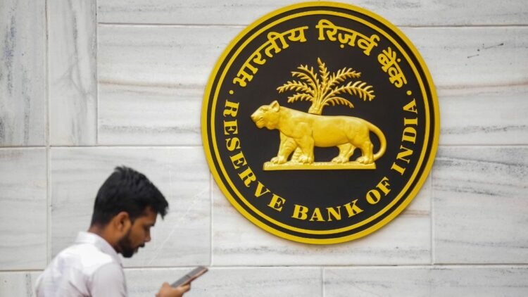 अक्टूबर से महंगा हो सकता है लोन, बढ़ती महंगाई के बीच रेपो रेट में 0.25 की बढ़ोतरी कर सकता है RBI