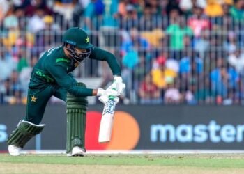 pakistan beat england by one wicket in odi tri series match