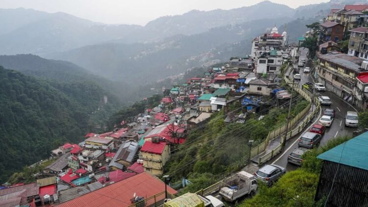 लॉन्ग वीकेंड ने शिमला की हालत खराब कर दी! 3 दिन में 70 हजार गाड़ियां पहुंचीं, सड़कें पैक, जाम में फंसे सैलानी
