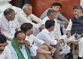 कर्नाटक में SIR पर घमासान! फॉर्म-7 के मुद्दे पर धरने पर बैठे CM डीके शिवकुमार; EC ने जांच और कार्रवाई के निर्देश दिए