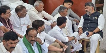 कर्नाटक में SIR पर घमासान! फॉर्म-7 के मुद्दे पर धरने पर बैठे CM डीके शिवकुमार; EC ने जांच और कार्रवाई के निर्देश दिए