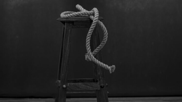 “मुझसे शादी करो वरना…” रात में वीडियो कॉल पर प्रेमी को दी धमकी, सुबह फ्लैट में फंदे से झूलती मिली MNC कर्मी