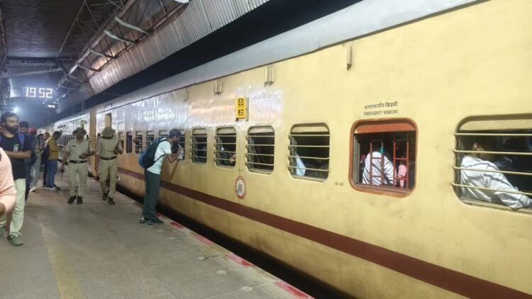 चक्रवात अर्नब की वजह से रेल यात्रियों को झटका, 26 ट्रेनें रद्द, कई ट्रेनों के संचालन में किया गया बदलाव