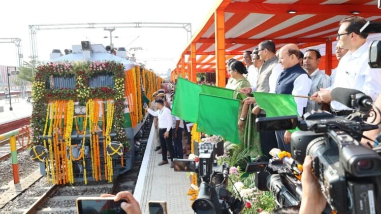 जयपुर-टाटानगर-सांतरागाछी एक्सप्रेस का हुआ उद्घाटन, अश्विनी वैष्णव ने हरी झंडी दिखाकर किया रवाना