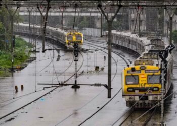 चक्रवात ‘अर्नब’ की वजह से रेलवे ने रद्द की 53 ट्रेनें, 125 किमी प्रति घंटे की रफ्तार से चलेंगी हवाएं