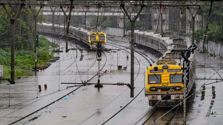 चक्रवात ‘अर्नब’ की वजह से रेलवे ने रद्द की 53 ट्रेनें, 125 किमी प्रति घंटे की रफ्तार से चलेंगी हवाएं