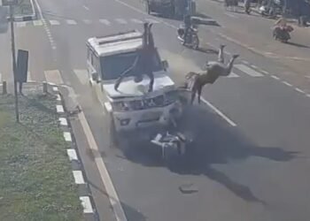 तेज रफ्तार बोलेरो ने मारी जोरदार टक्कर, दूर जा गिरे स्कूटी सवार, खौफनाक CCTV फुटेज आया सामने