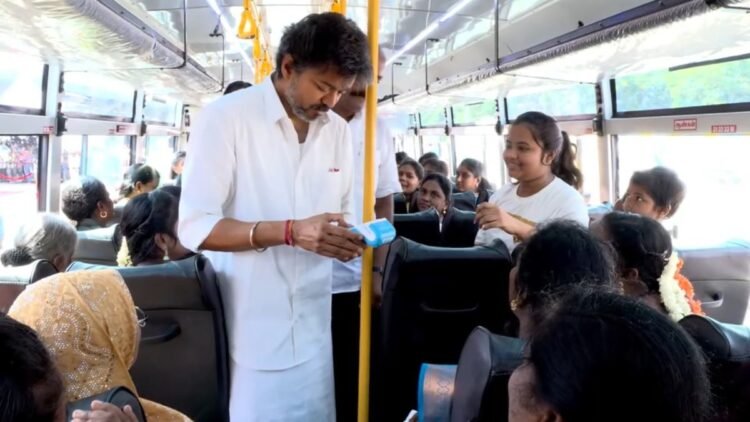 तमिलनाडु की महिलाओं को CM विजय का तोहफा, बसों में मुफ्त सफर की योजना का किया विस्तार