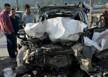हिमाचल के सिरमौर में भीषण एक्सीडेंट में तीन लोगों की मौके पर मौत, डंपर से टकराने के बाद कार के उड़े परखच्चे