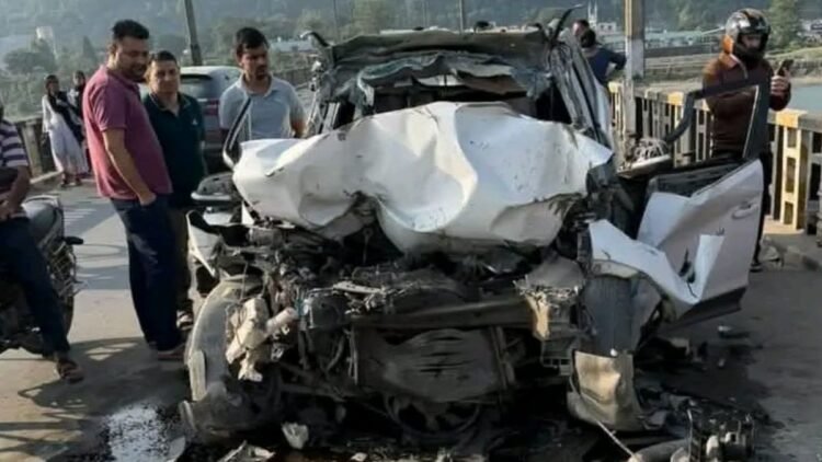 हिमाचल के सिरमौर में भीषण एक्सीडेंट में तीन लोगों की मौके पर मौत, डंपर से टकराने के बाद कार के उड़े परखच्चे