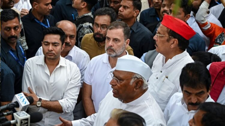 राष्टृपति ने इंडिया ब्लॉक के नेताओं को मिलने का दिया समय, राहुल गांधी-ममता बनर्जी समेत 10 नेता आज करेंगे मुलाकात