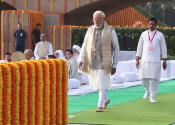 राष्ट्रपति मुर्मू और पीएम मोदी ने राजघाट जाकर गांधी जी को दी श्रद्धांजलि, राहुल गांधी समेत अन्य नेताओं ने भी अर्पित की पुष्पांजलि