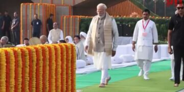 राष्ट्रपति मुर्मू और पीएम मोदी ने राजघाट जाकर गांधी जी को दी श्रद्धांजलि, राहुल गांधी समेत अन्य नेताओं ने भी अर्पित की पुष्पांजलि