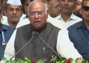 LIVE: पीएम मोदी के पिता पर मल्लिकार्जुन खरगे की टिप्पणी को लेकर सियासी संग्राम, बीजेपी का देशव्यापी प्रदर्शन