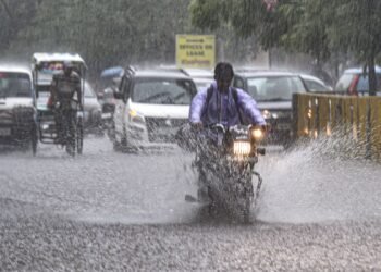 बंगाल समेत 10 से अधिक राज्यों में आज भारी बारिश का अलर्ट, यहां पर 60 किमी की स्पीड से चलेंगी हवाएं