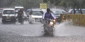बंगाल समेत 10 से अधिक राज्यों में आज भारी बारिश का अलर्ट, यहां पर 60 किमी की स्पीड से चलेंगी हवाएं