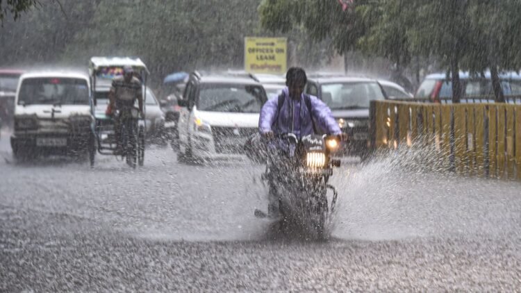 बंगाल समेत 10 से अधिक राज्यों में आज भारी बारिश का अलर्ट, यहां पर 60 किमी की स्पीड से चलेंगी हवाएं