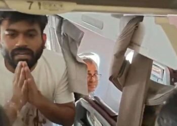 दिल्ली पहुंचते ही हिरासत में लिए गए कॉकरोच जनता पार्टी के संस्थापक अभिजीत दिपके, आशुतोष रांका और सौरभ दास भी डिटेन