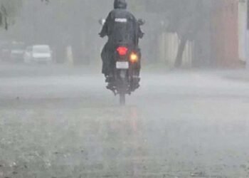 देश के 17 राज्यों में आज मूसलाधार बारिश के आसार, बिहार-झारखंड में आंधी-तूफान का अलर्ट; 60 km/h की स्पीड से चलेंगी हवाएं