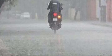 देश के 17 राज्यों में आज मूसलाधार बारिश के आसार, बिहार-झारखंड में आंधी-तूफान का अलर्ट; 60 km/h की स्पीड से चलेंगी हवाएं