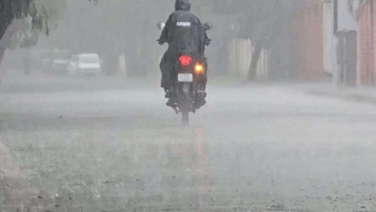 देश के 17 राज्यों में आज मूसलाधार बारिश के आसार, बिहार-झारखंड में आंधी-तूफान का अलर्ट; 60 km/h की स्पीड से चलेंगी हवाएं