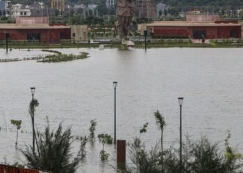 मानसून की विदाई के बाद भी यूपी-बिहार में क्यों सता रही बाढ़? सैलाब ने मचाई तबाही