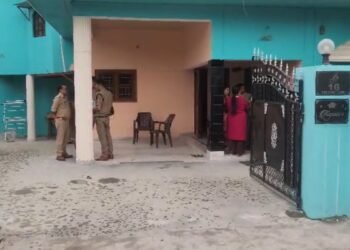 देहरादून में ट्रिपल मर्डर, मकान नंबर 16 से अचानक सुनाई पड़ी चीख-पुकार, लोगों ने देखा- हत्यारा पेंचकस से कर रहा था लगातार वार
