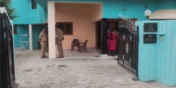 देहरादून में ट्रिपल मर्डर, मकान नंबर 16 से अचानक सुनाई पड़ी चीख-पुकार, लोगों ने देखा- हत्यारा पेंचकस से कर रहा था लगातार वार