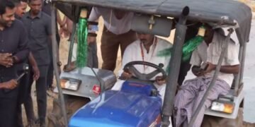चुनाव प्रचार में दिखा CM विजय का जुदा अंदाज, कीचड़ भरे खेत में ट्रैक्टर चलाया; बुजुर्ग महिला ने आरती भी उतारी